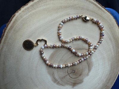 Freshwater multicolor pearl necklace. Irregular baroque pearls (4-5mm/5-6mm). Silver/gold
