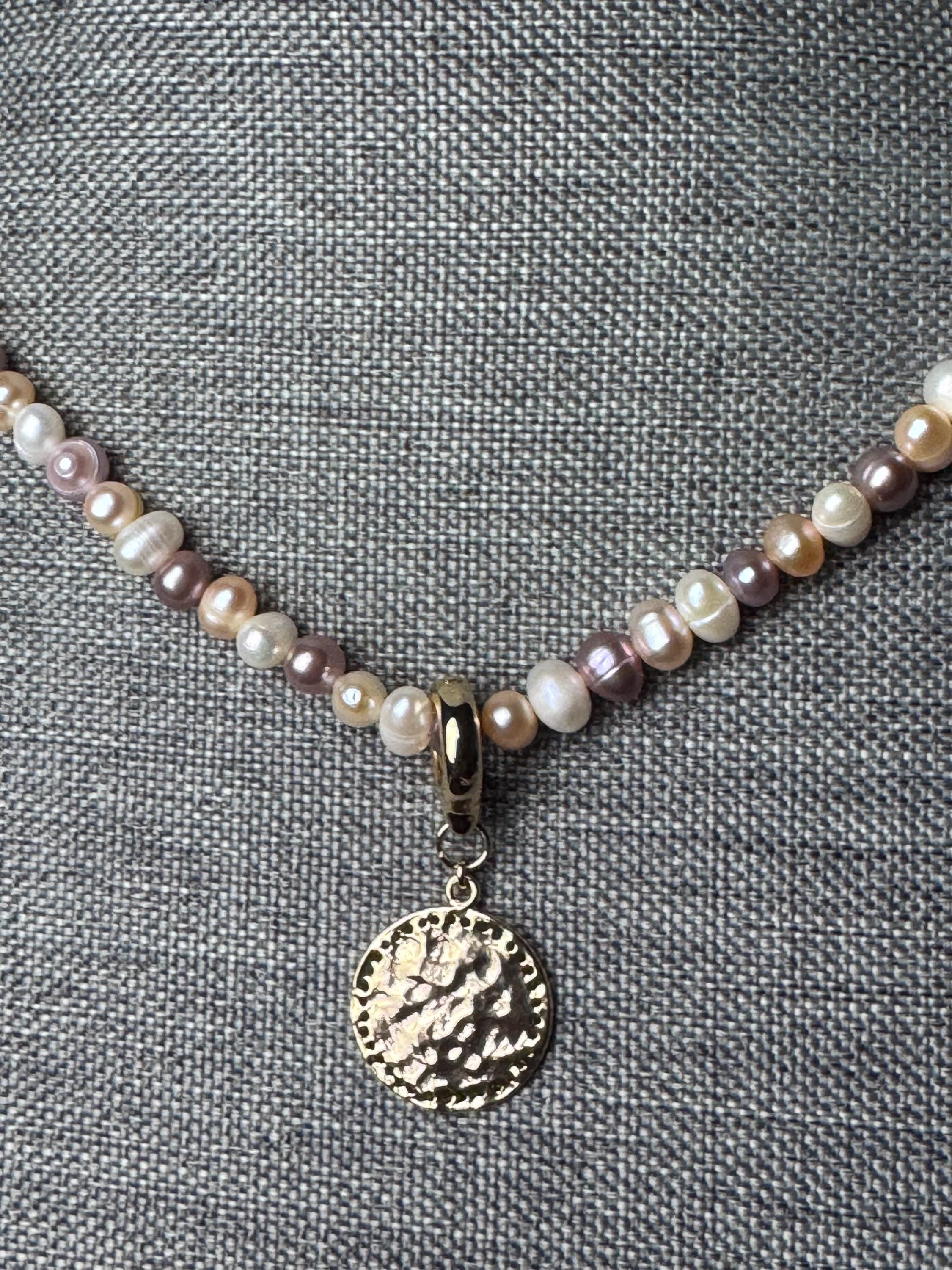 Freshwater multicolor pearl necklace. Irregular baroque pearls (4-5mm/5-6mm). Silver/gold