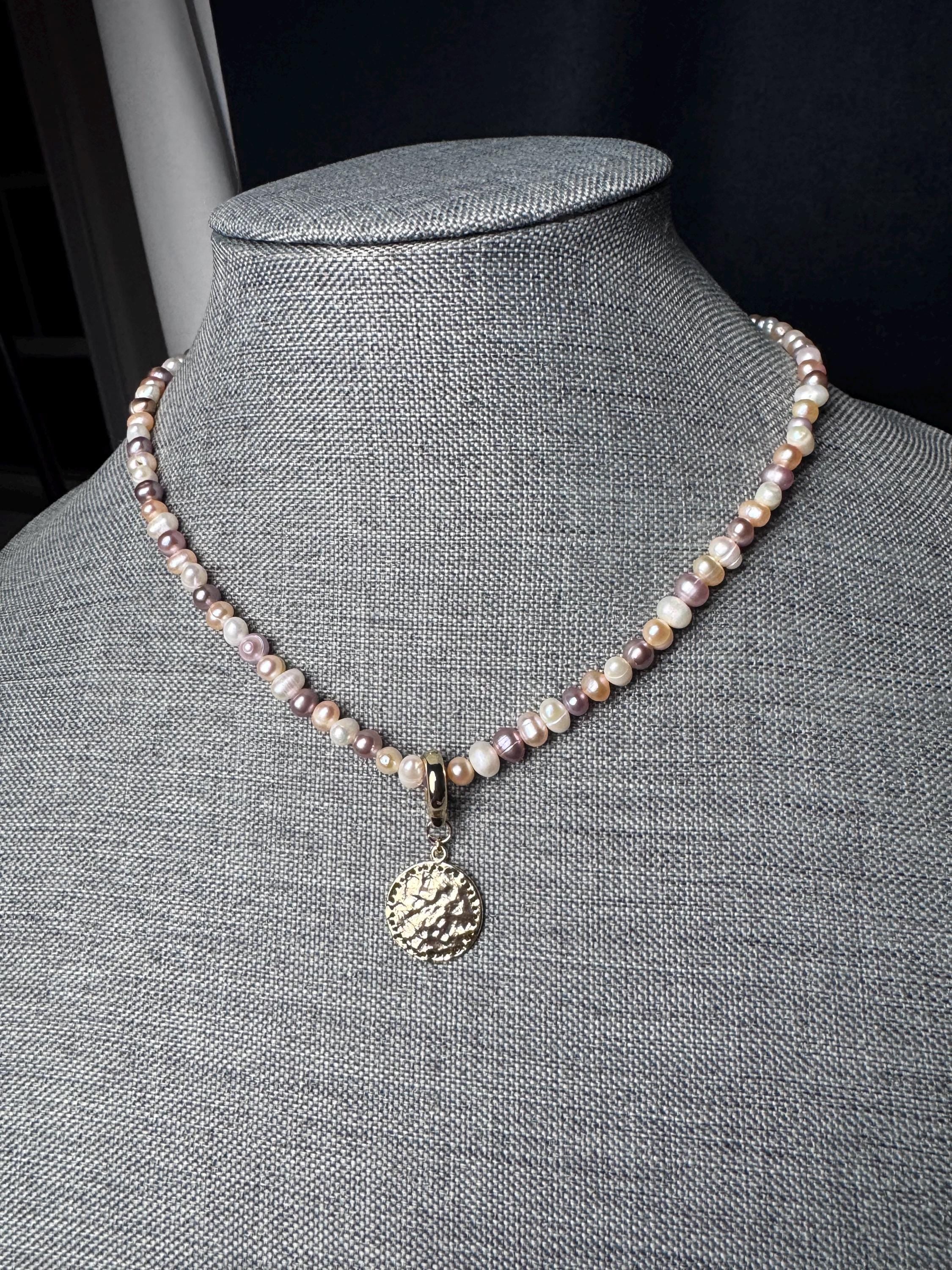 Freshwater multicolor pearl necklace. Irregular baroque pearls (4-5mm/5-6mm). Silver/gold