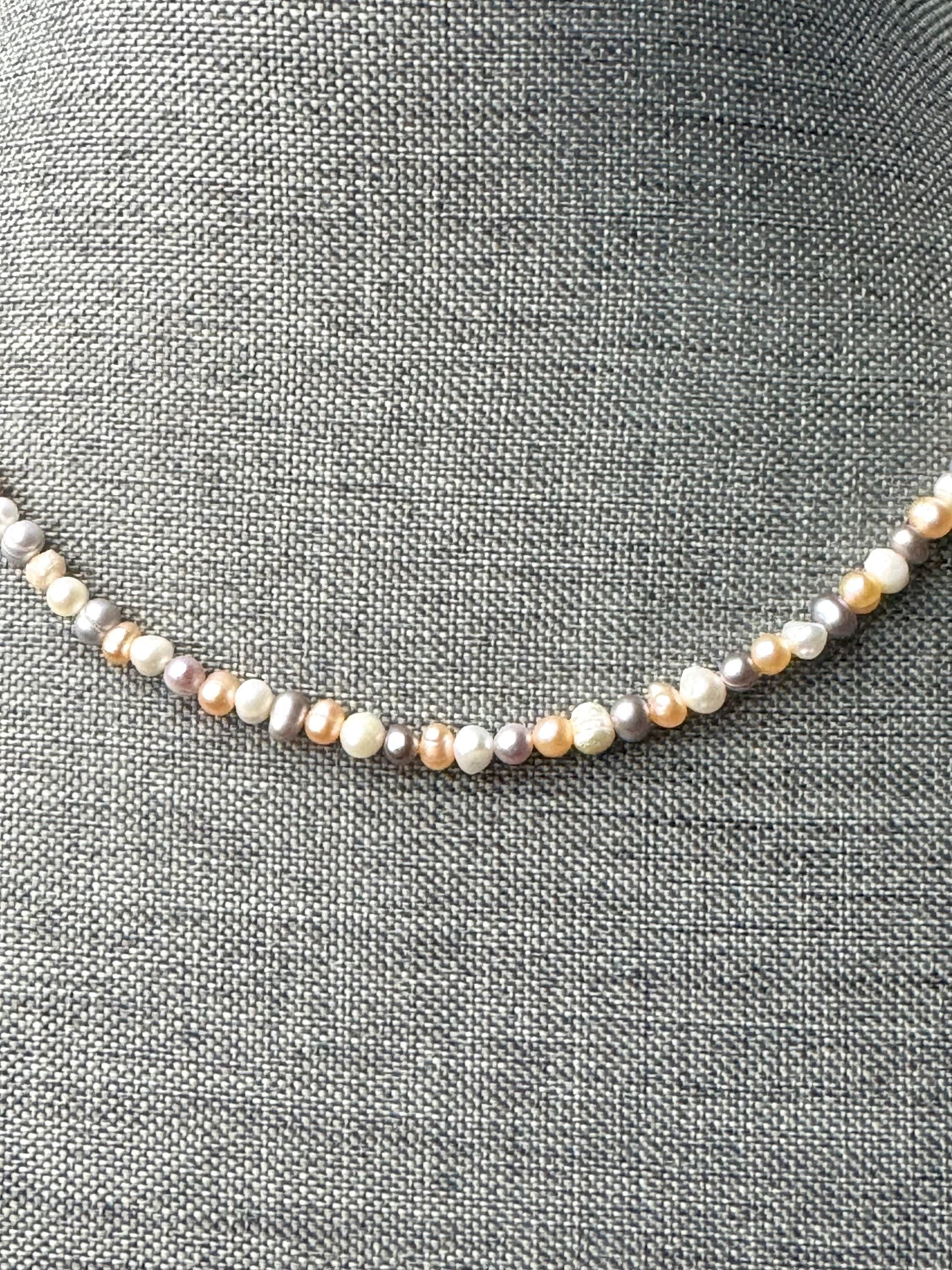 Freshwater multicolor pearl necklace. Irregular baroque pearls (4-5mm/5-6mm). Silver/gold