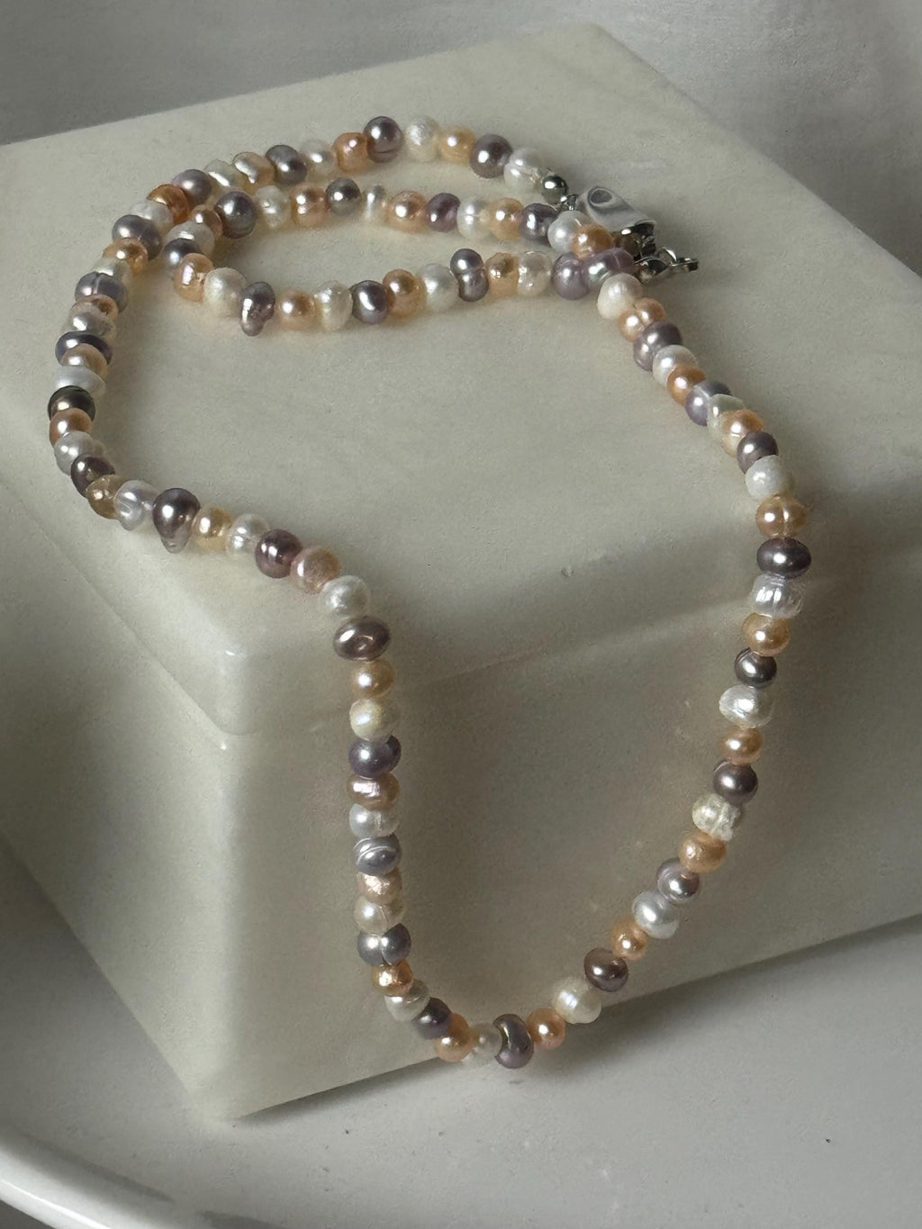 Freshwater multicolor pearl necklace. Irregular baroque pearls (4-5mm/5-6mm). Silver/gold