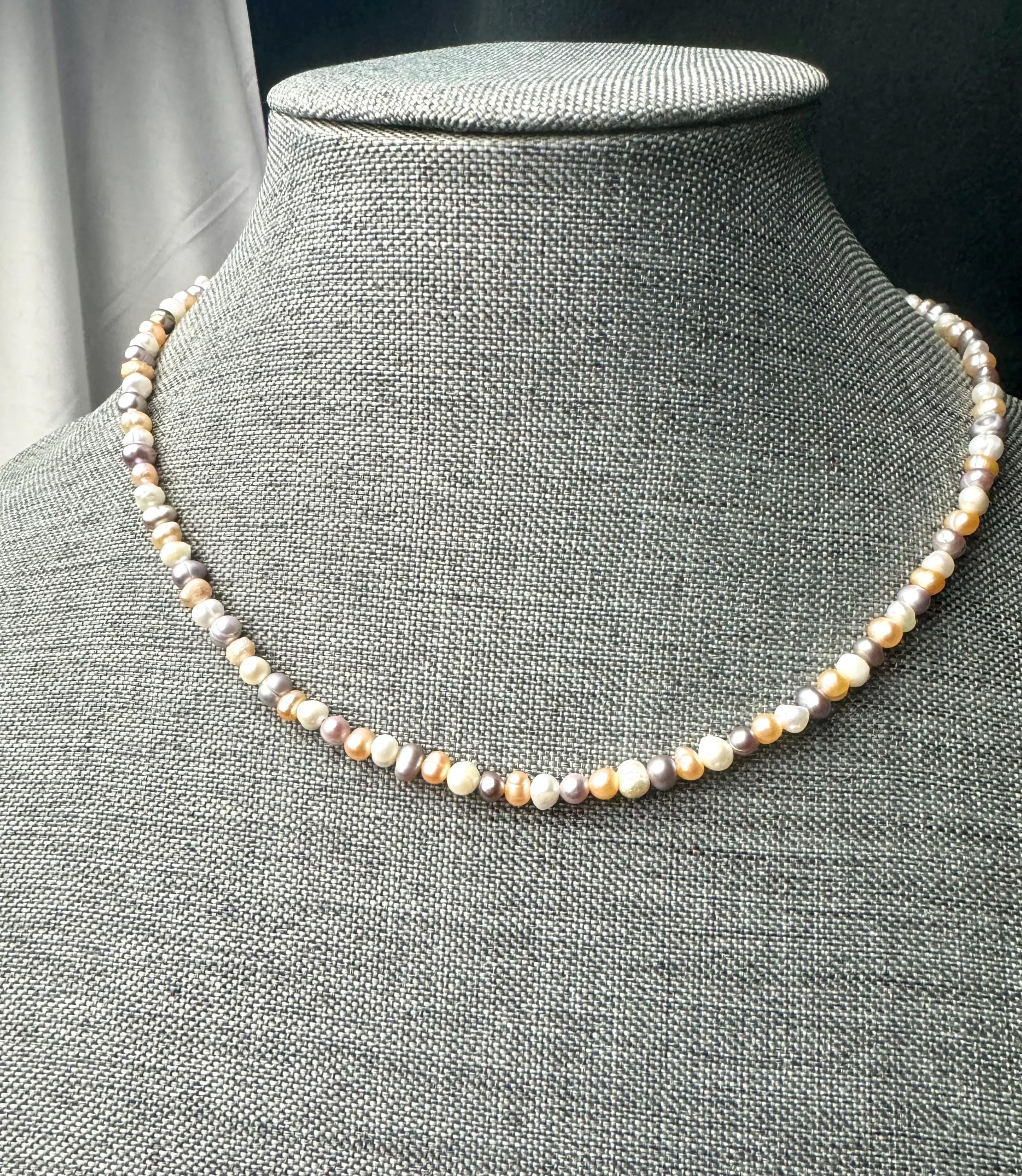 Freshwater multicolor pearl necklace. Irregular baroque pearls (4-5mm/5-6mm). Silver/gold